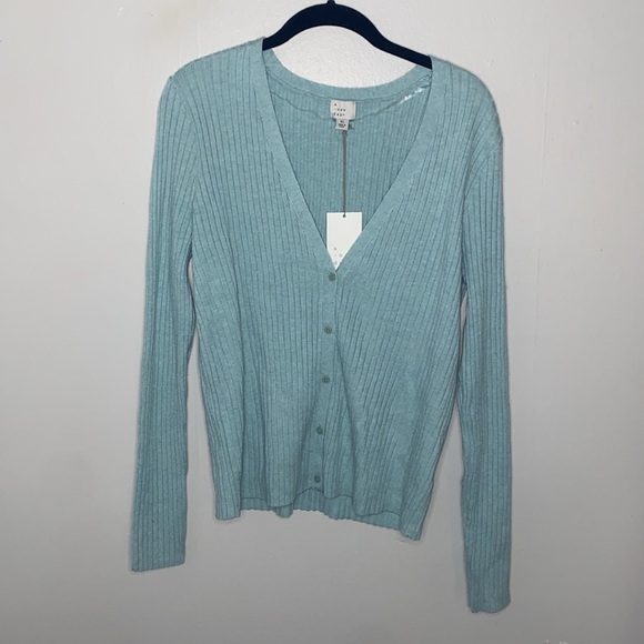 🌵Adorable NWT Women's Fine Gauge Ribbed Button up Cardigan! - Picture 5 of 11